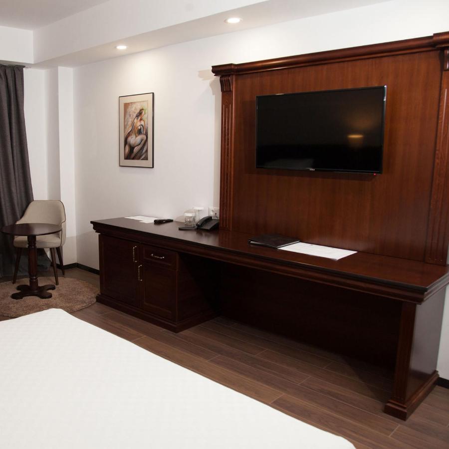 Hotel Sky Gevgelija Exteriör bild A television set in a hotel room