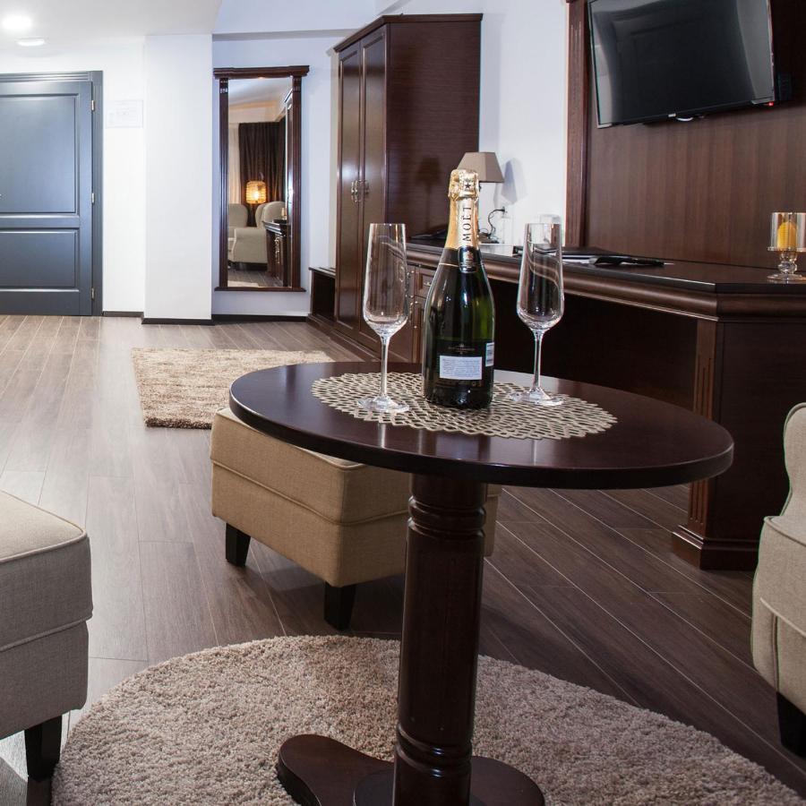 Hotel Sky Gevgelija Exteriör bild A table runner
