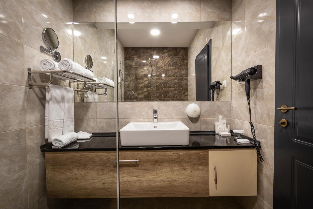 Hotel Sky Gevgelija Exteriör bild Bathroom