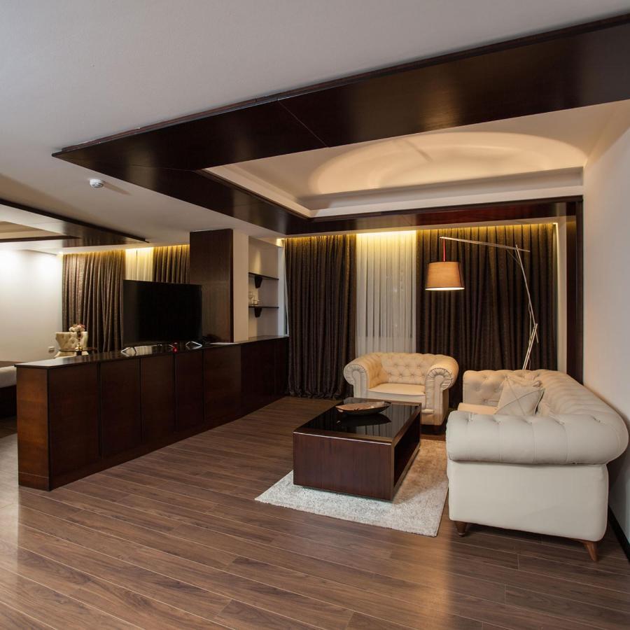 Hotel Sky Gevgelija Exteriör bild A suite at the hotel
