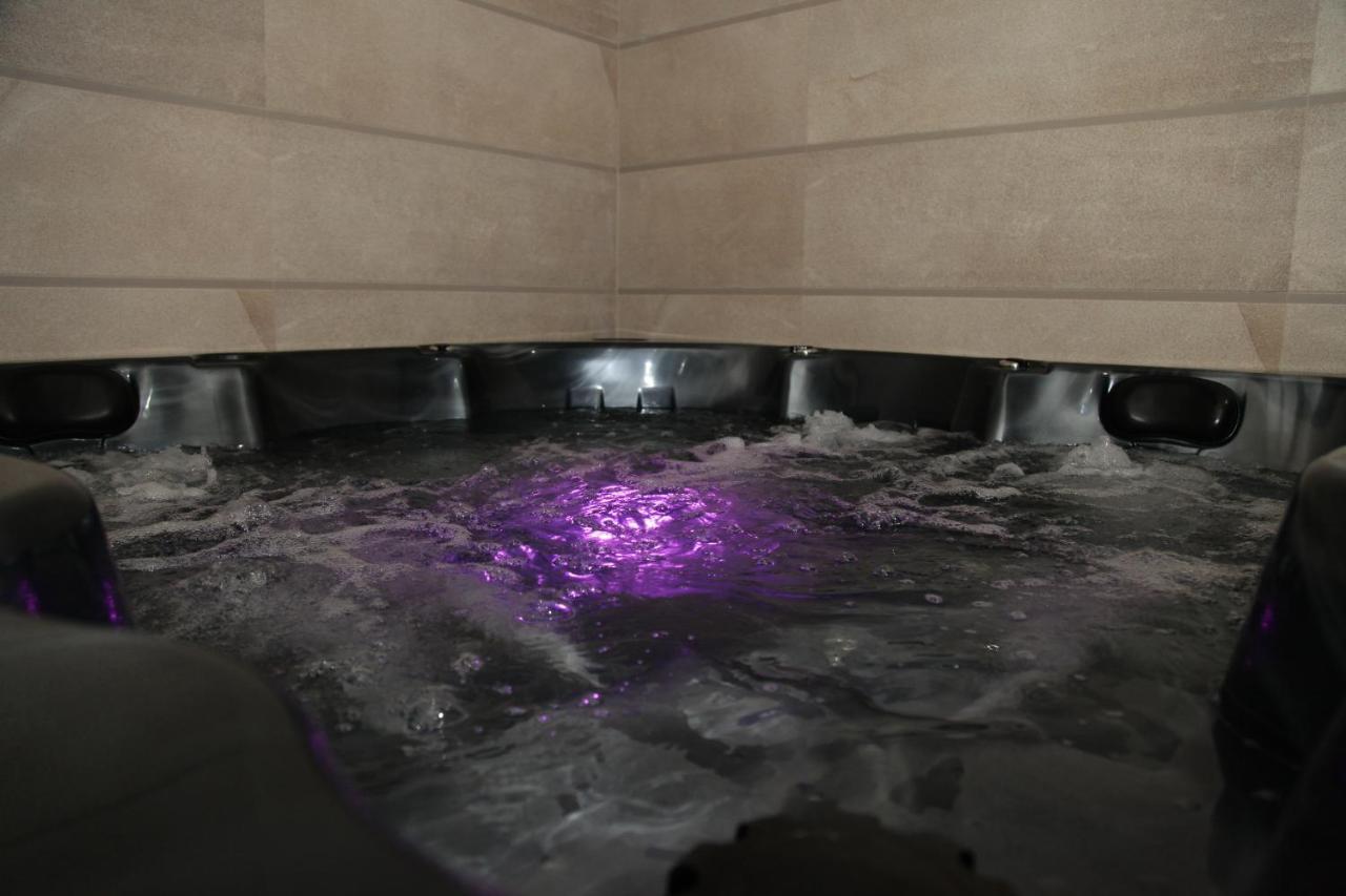Hotel Sky Gevgelija Exteriör bild A whirlpool bath
