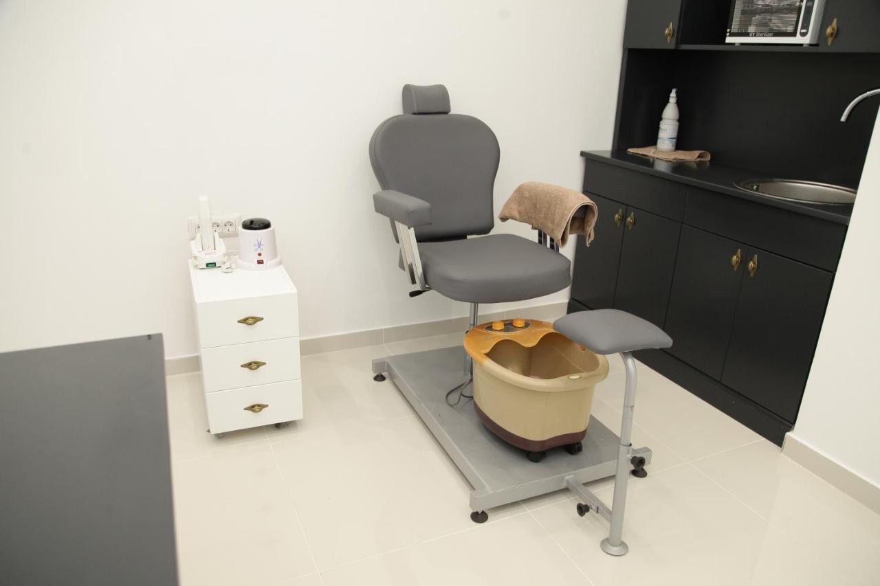 Hotel Sky Gevgelija Exteriör bild A podiatry treatment room