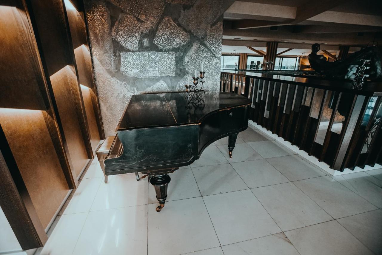 Hotel Sky Gevgelija Exteriör bild Piano at the lobby